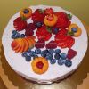 Torta s mascarpone a farebným ovocím