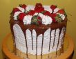 Jahodová torta zdobená s čokoládou a so šľahačkou