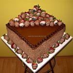 Štvorcová torta s jahodami