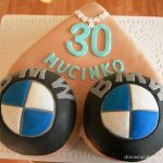 Torta prsia so znakmi BMW