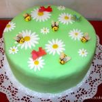 Jarná torta s kvetmi a včielkami.