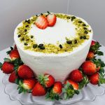 Pistáciová torta s jahodami
