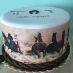 Torta s koníkmi na jedlej fotografii