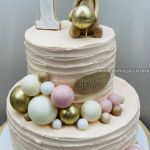 Torta s mackom a čokoládovými guľkami