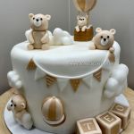 Krstinová torta s mackami a obláčikmi