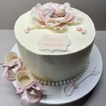 Krstinová torta s bábätkom, hrkálkou a papučkami