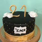 Elegantná čierno-bielo-zlatá torta