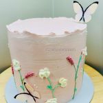 Torta s kvetinkami a motýlikmi