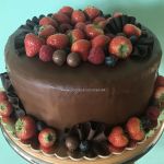 Čokoládová torta s ovocím