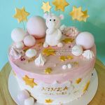 Krstinová torta s mackom a hviezdičkami