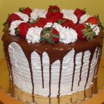 Jahodová torta zdobená s čokoládou a so šľahačkou