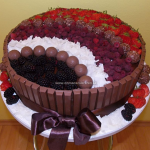 Torta zdobená s čokoládou a ovocím